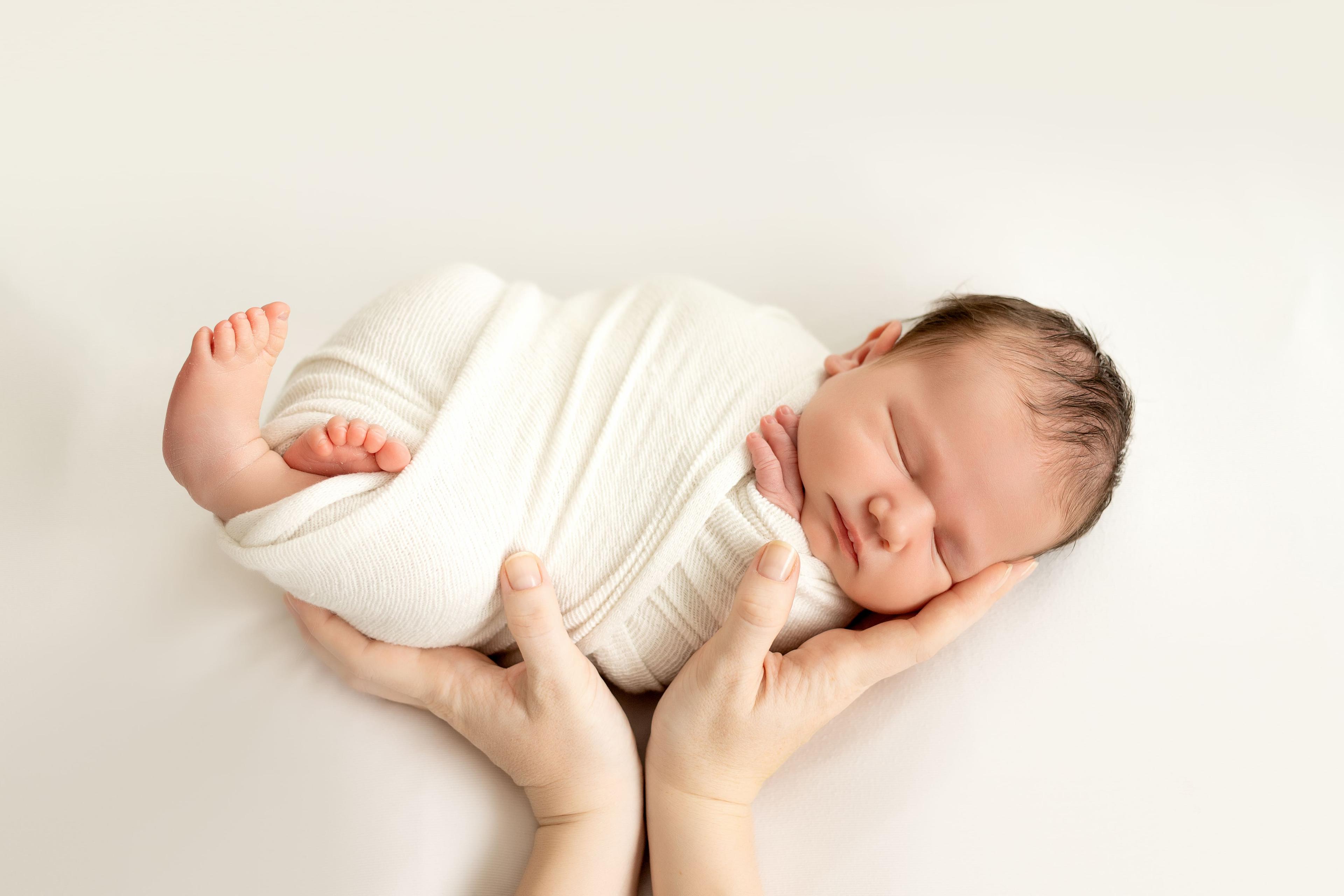 5 Ways to Swaddle Your Baby in Summer