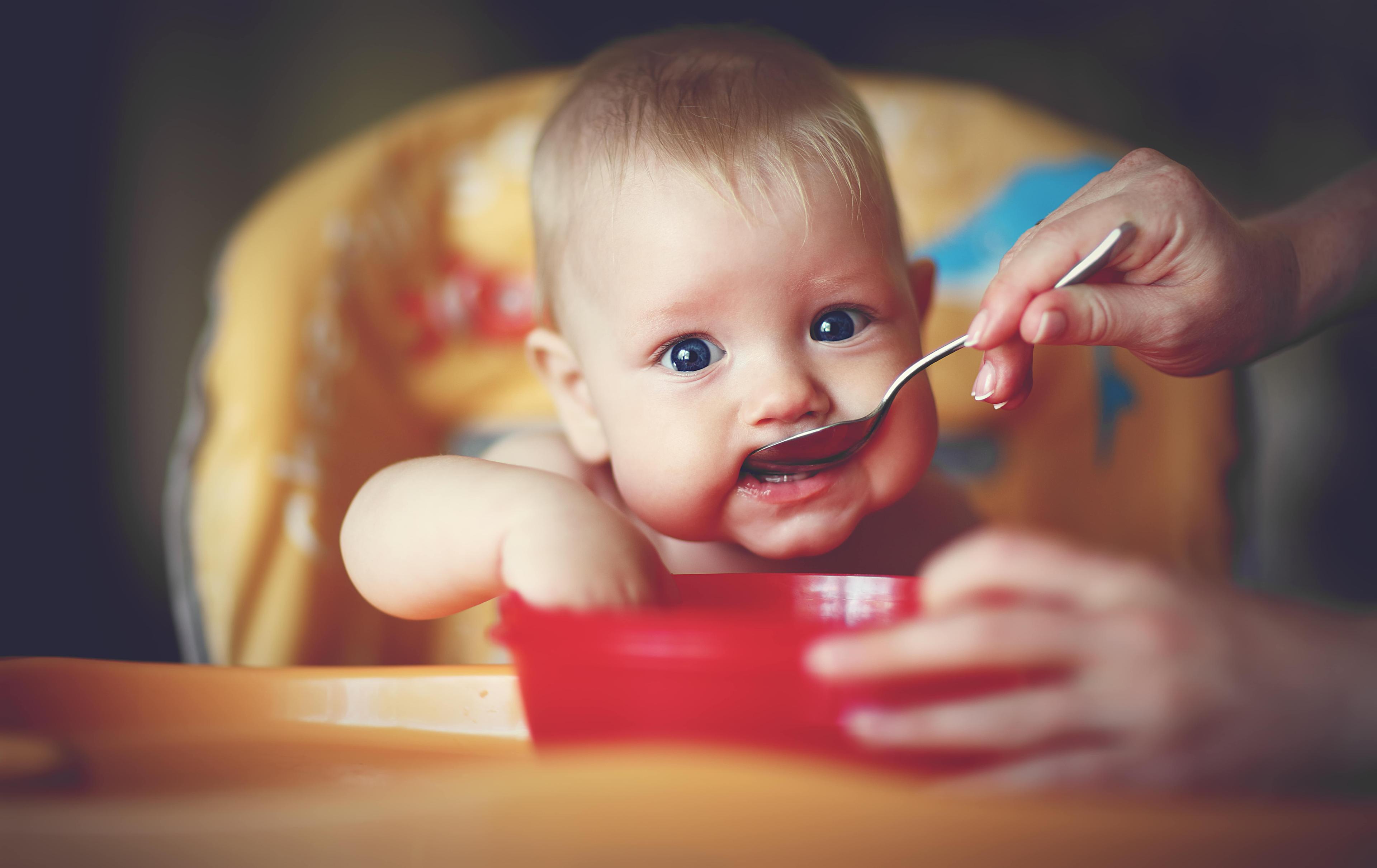How to Handle Baby Tantrums While Feeding Solid Food