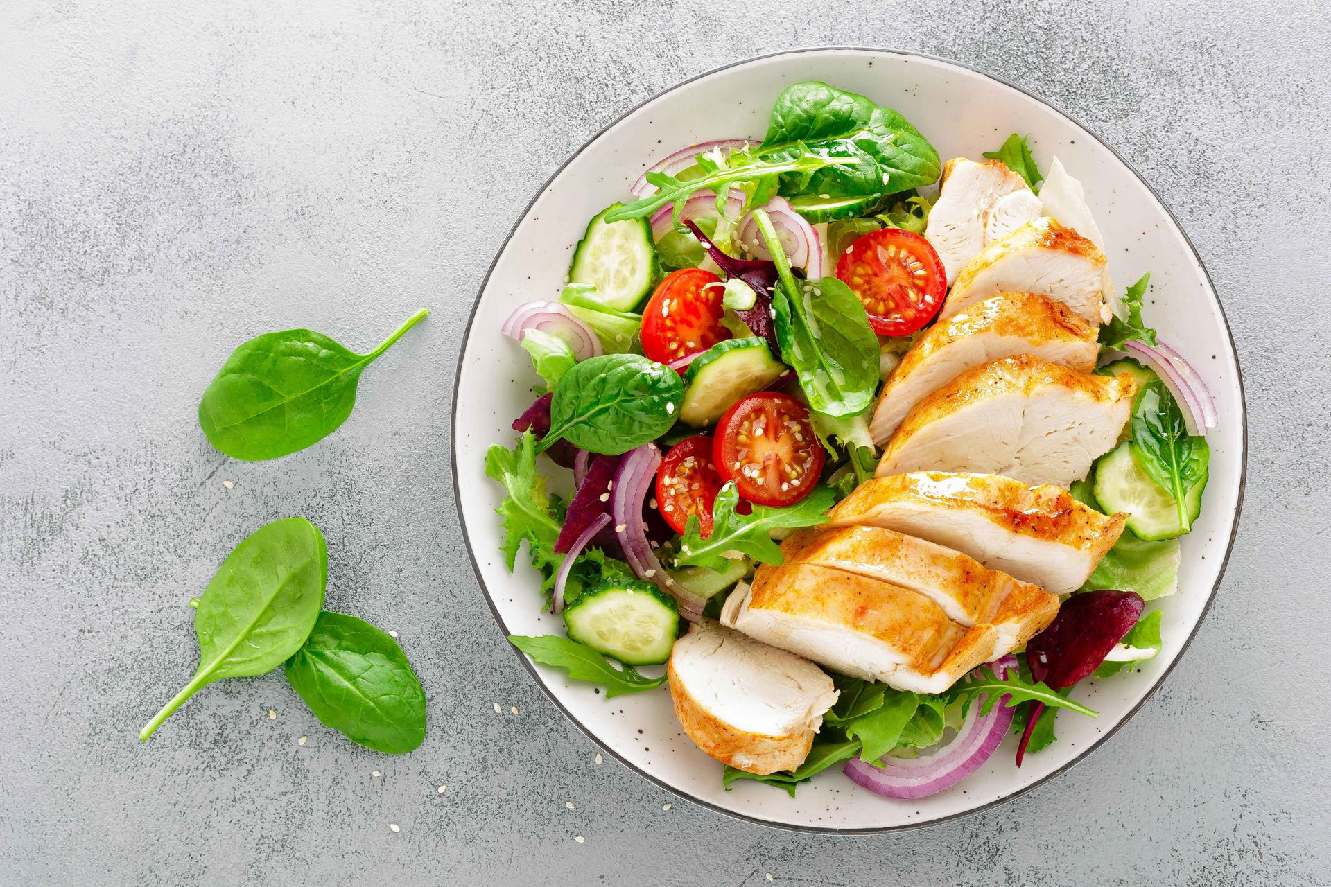 6 Recipes of Healthy Salads for Breastfeeding Moms